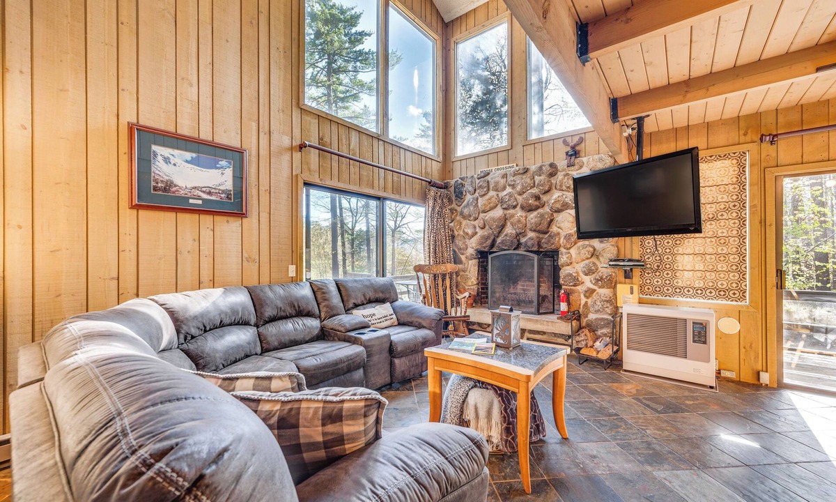 North Conway Condo | 0.5 Mi to Dtwn & Trails: Conway Condo w/Hot Tub!