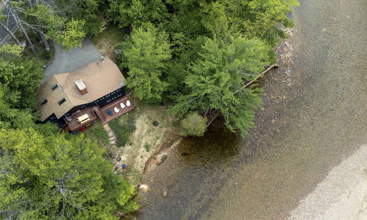 Birchview by the Saco Ski Chalet | 1.1 acre modern waterfront home on the Saco river