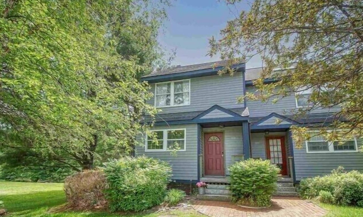 West Dover House | 1.5 miles to Mount Snow ski resort and minutes to area golf courses .
