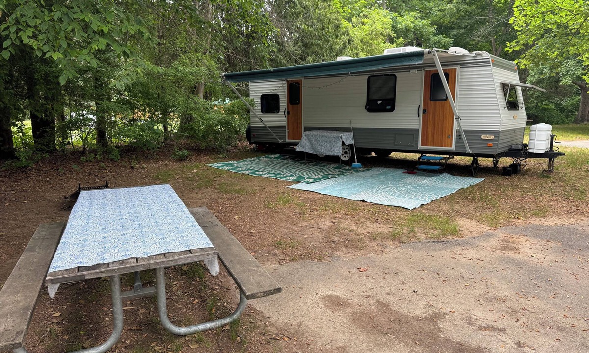 Niantic RV Rental | 1-bedroom camper, with kitchen and dining room in amazing Rockyneck getaway!