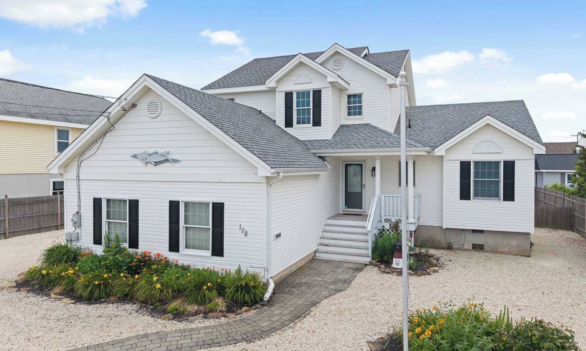 Ship Bottom House | 1 Block to Ocean, 4BR LBI, Sleeps 8, Near Bay