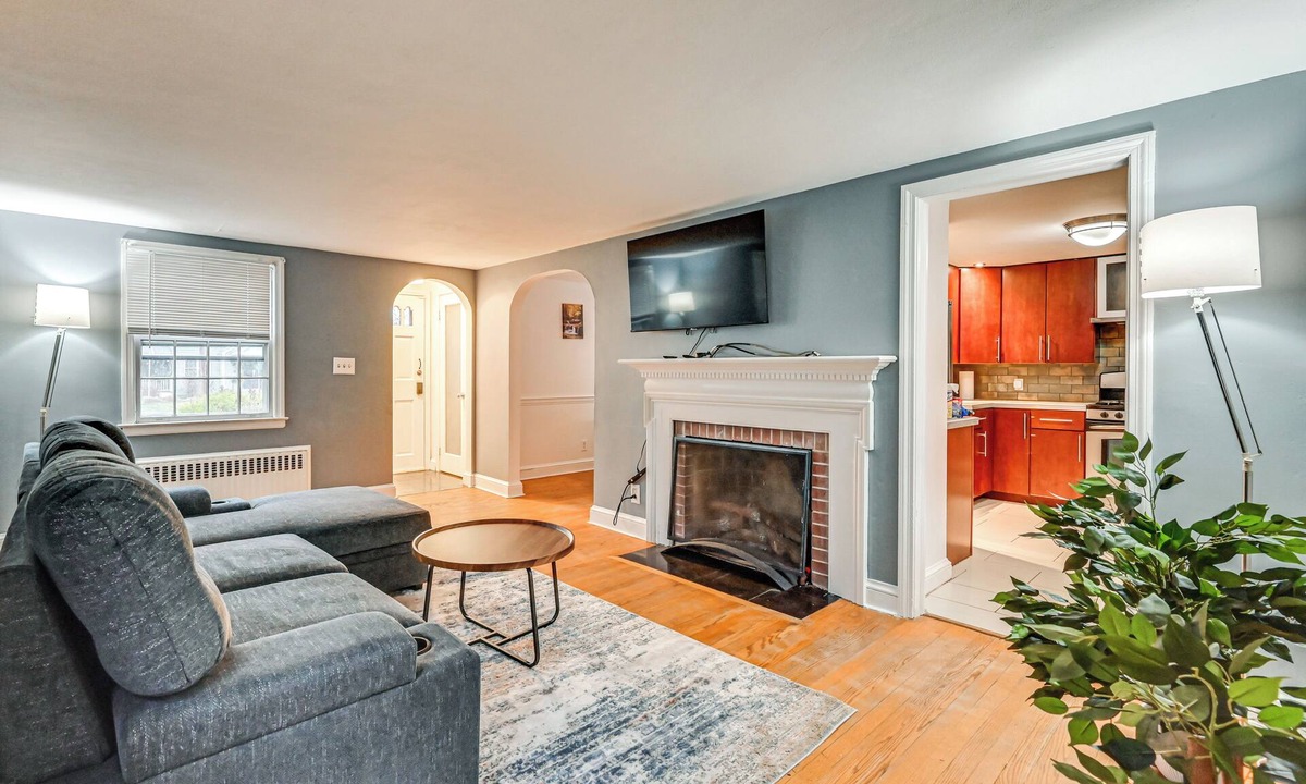 Silver Lane House | 1 Mi to Connecticut River: Home w/Large Backyard
