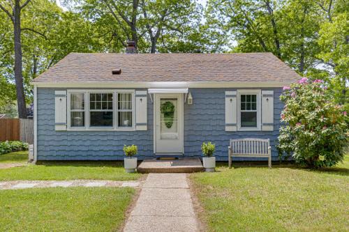 Niantic House | < 1 Mi to Sand! Updated Cottage w/Yard in Niantic