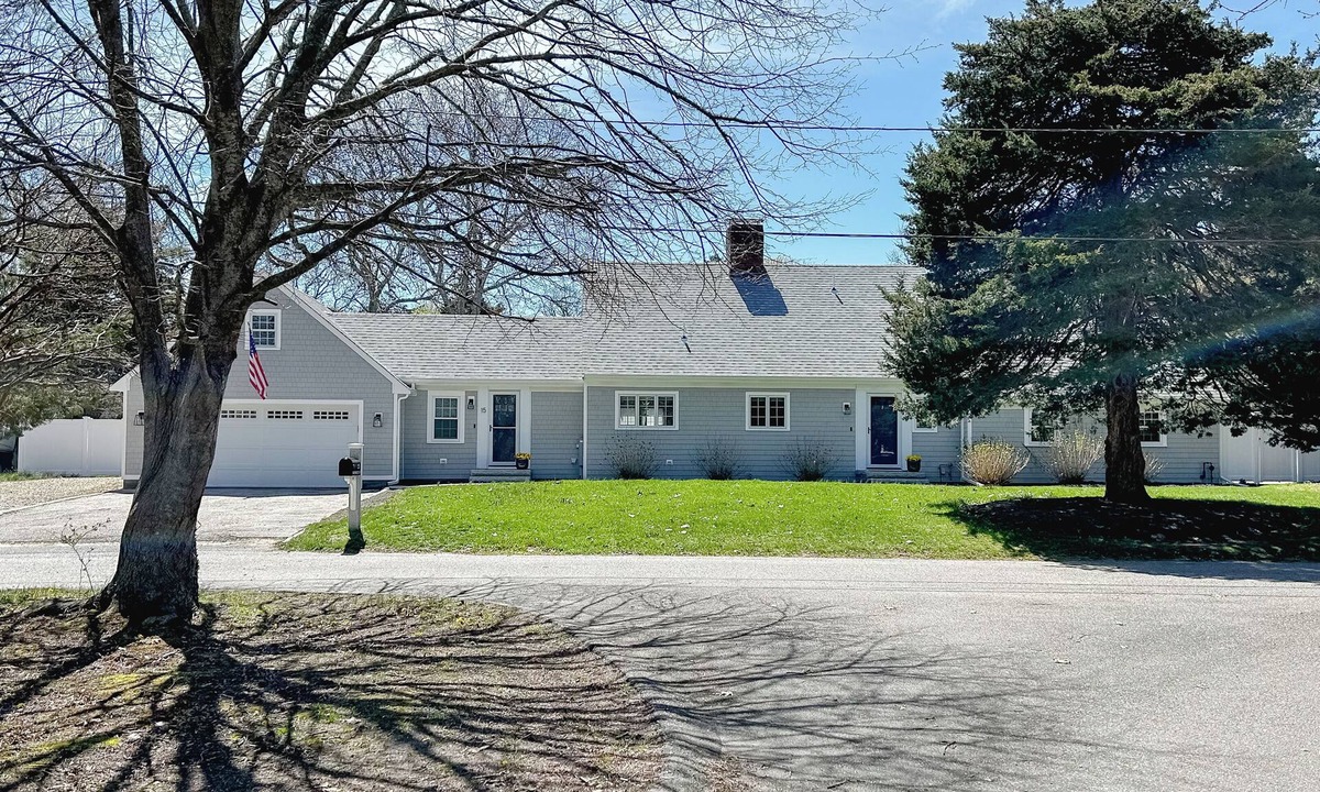 Teaticket House | 1 mile from Main Street and 1.5 miles to Falmouth Heights Beach.