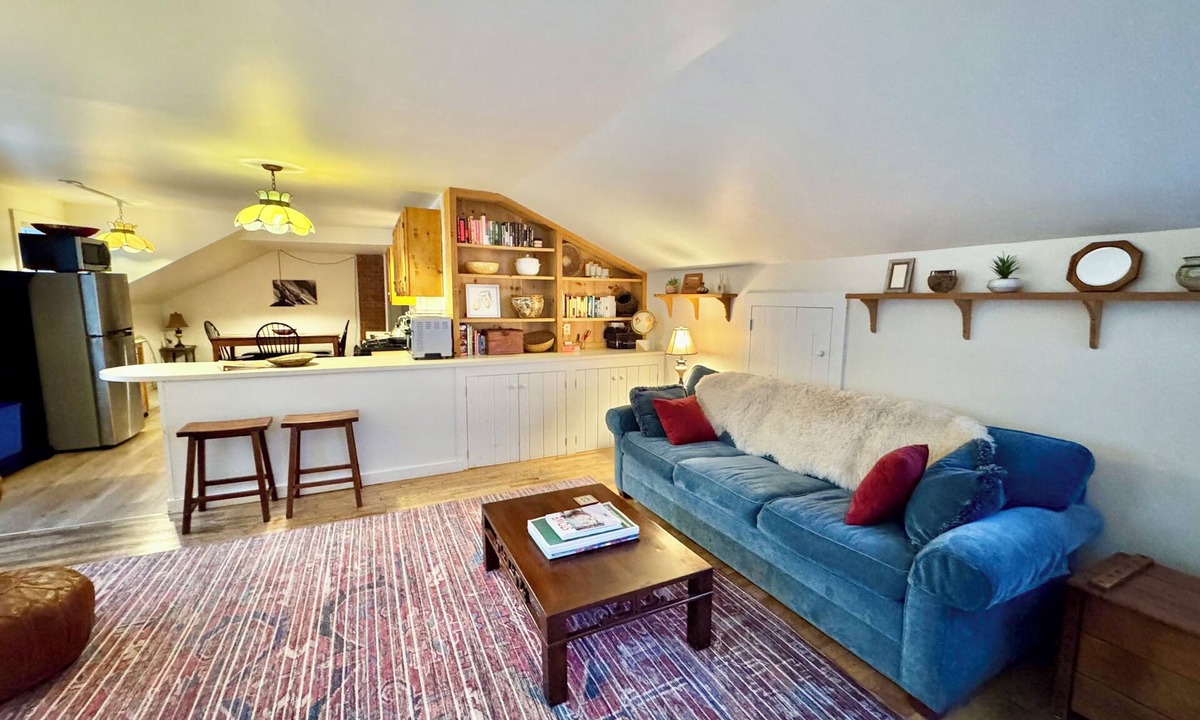 Stowe Area Apartment | 1 mile from Stowe Mt Resort. Cute, pet-friendly loft apartment. Private hot tub.