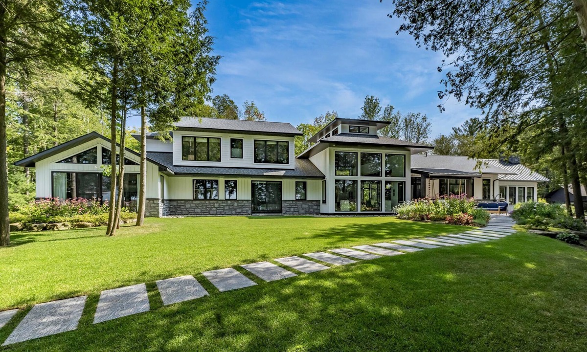 Muskoka Lakes Cottage | 10 bed 9 bath cottage on Walkers Point, Lake Muskoka