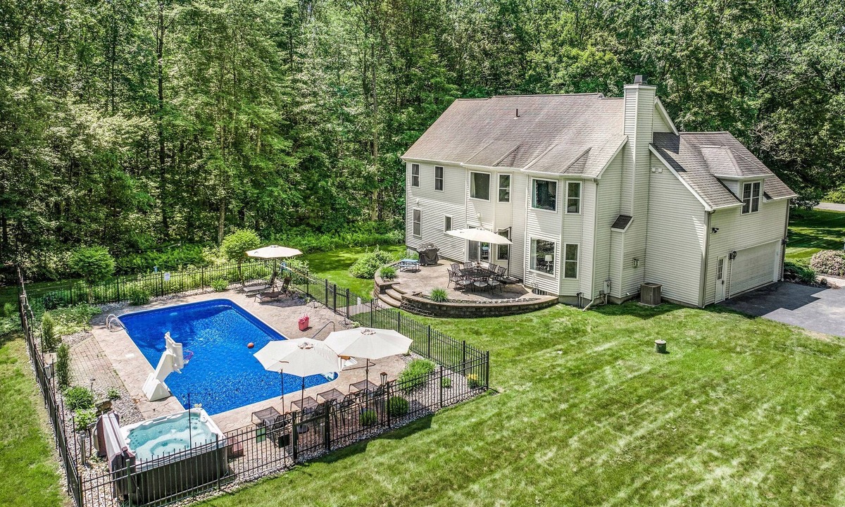 Schuylerville House | 10 Min to Saratoga Track-Pool, Hot Tub, Game Room