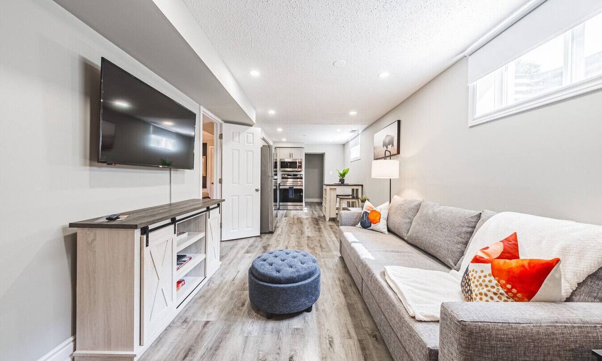 Burlington Apartment | 10 min walk to DT, stylish, free parking | IOB3