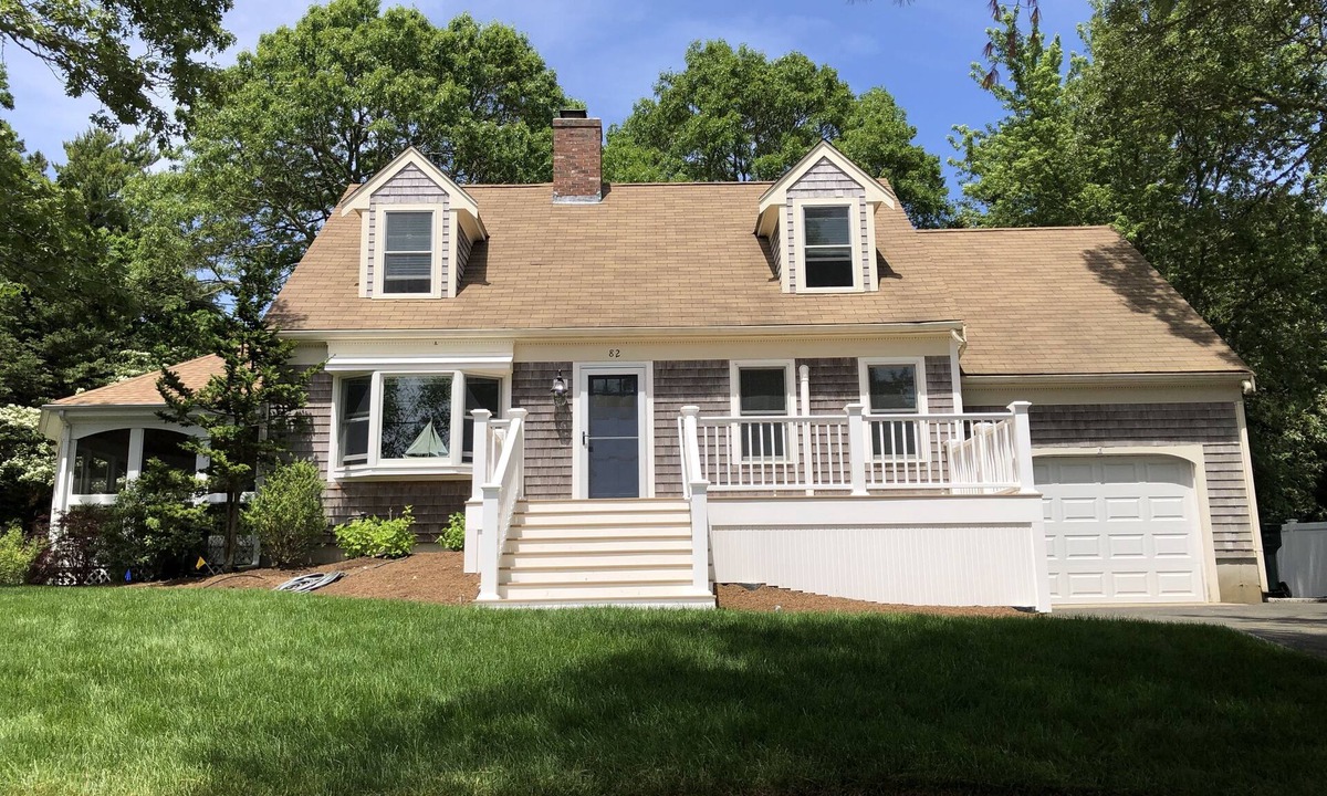 Cotuit House | 10 minute walk to the beach! 20% off between August 20 - September 8!