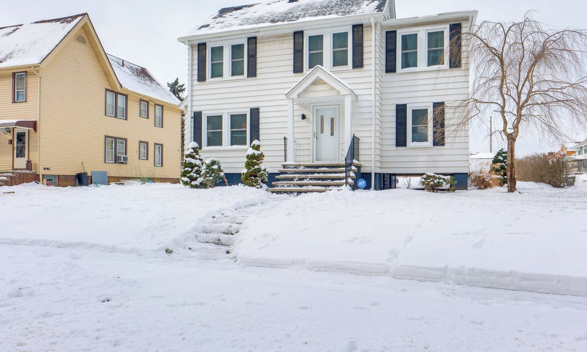Garfield Heights House | 11 Mi to Dtwn Cleveland: Family Home w/ Yard