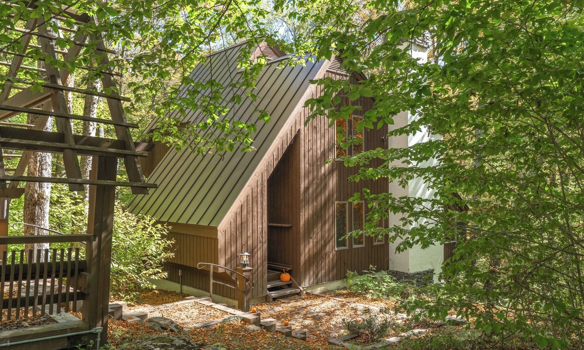 Plymouth Ski Chalet | 15 min to Killington & Okemo 4-bedroom Chalet w/Private Sauna & Hot Tub