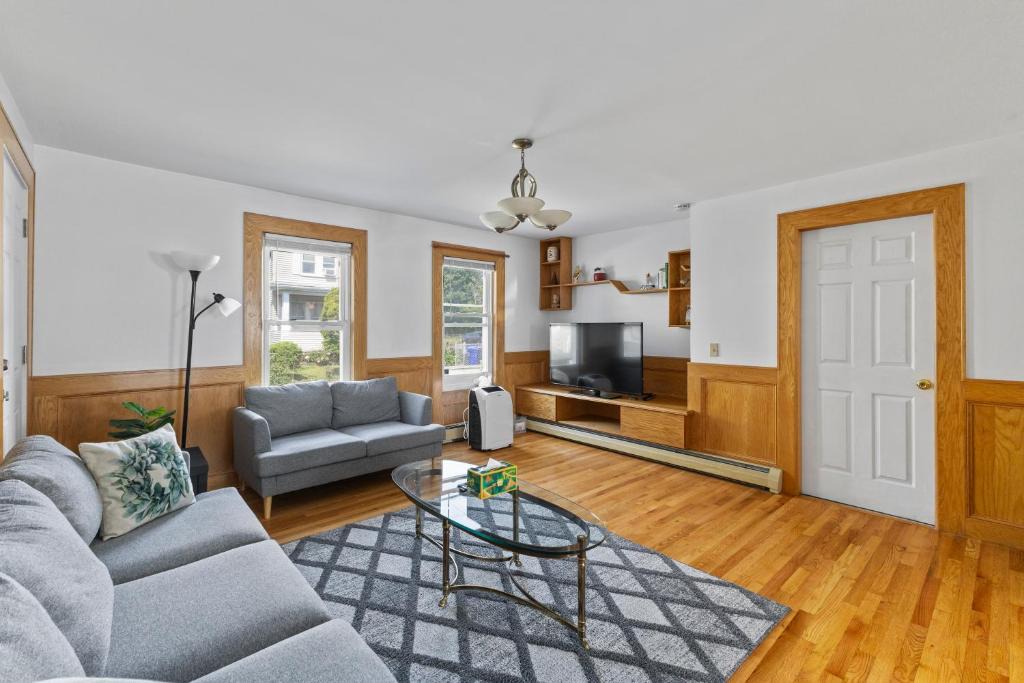 Malden Apartment | 17 Cozy&Spacious 3 bedroom home in Malden with window AC