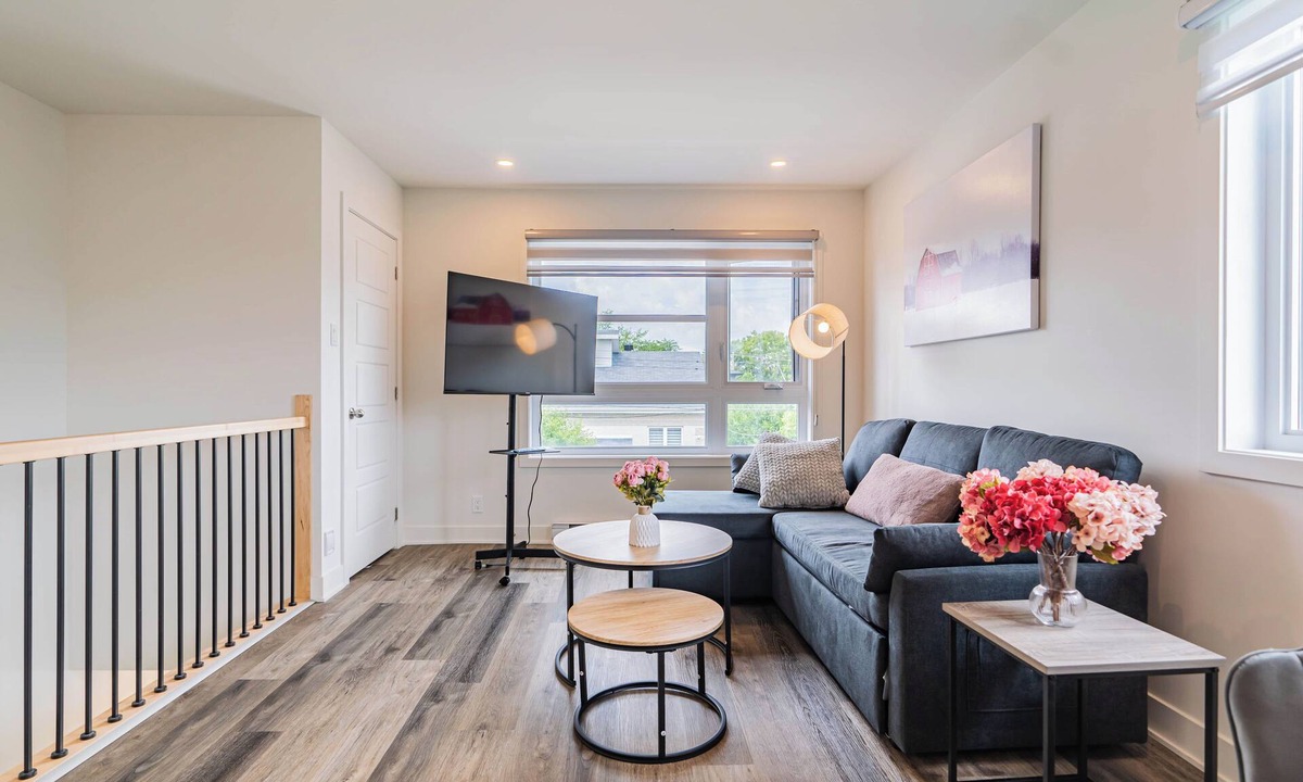 Lafleche Apartment | 1760 Rue Balmoral Prime Montreal Location – Walk to Museums, Dining & Events