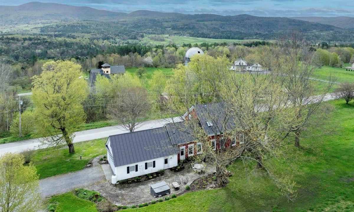 Waterbury House | 1847 Farmhouse Retreat: Hot Tub, AC, EV Charger + Mountain Views