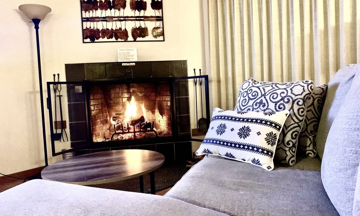 Killington Condo | ⛷ 1BR Ski-Home Condo. Pool/Hot Tub/Sauna. Short walk 2 lifts, golf, hikes.