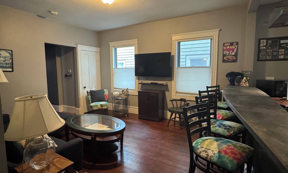 Somerville Apartment | 1st FL Apt, in Somerville walk to Subways, Univ, Entertainment, & Restaurants