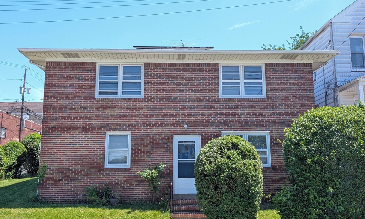 Garfield Apartment | 2-bedroom apartment with AC in Garfield- 10 min walk to Train to World Cup