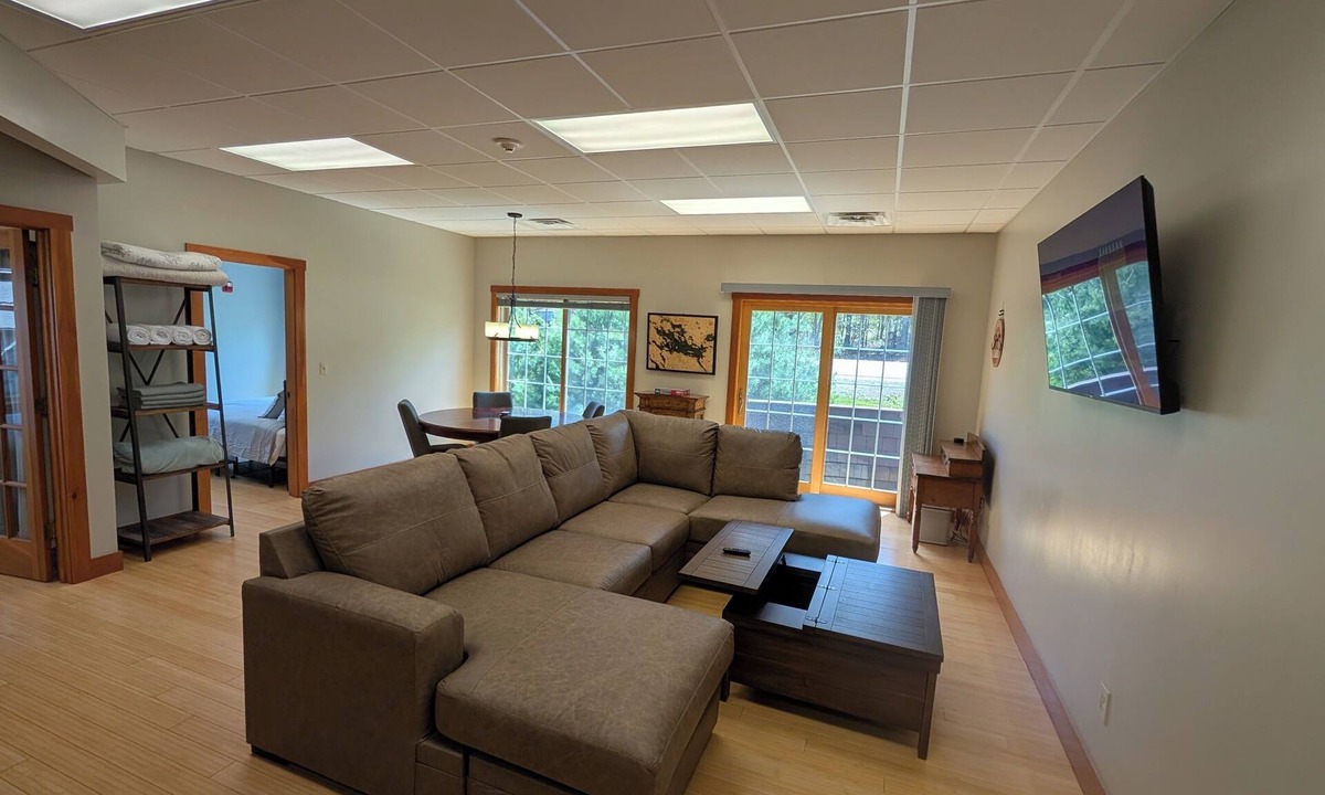 Glendale Condo | 2-Bedroom Condo in Gilford, NH come and stay at Winni Peaks and Piers Escape