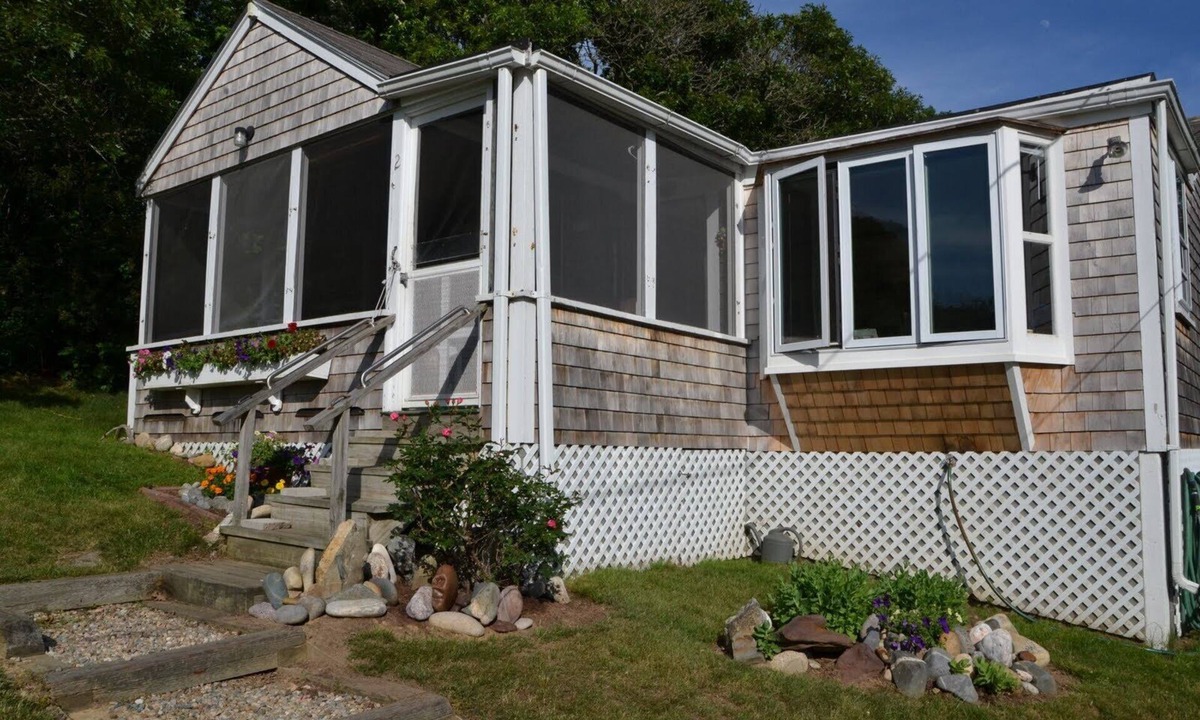 Menemsha Cottage | 2-bedroom cottage in Chilmark 1/2 mile from Menemsha Harbor and fishing village