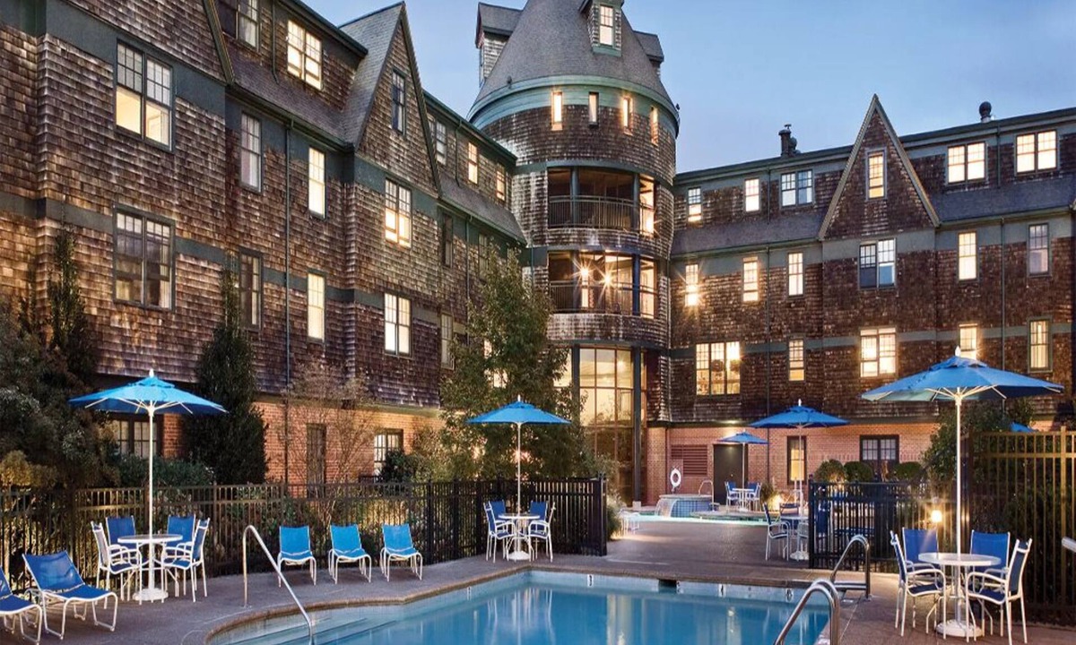 The Point Condo | 2 Bedroom Deluxe Condo, Sleeps 6, Kitchen, Downtown Newport, Long Wharf Resort!