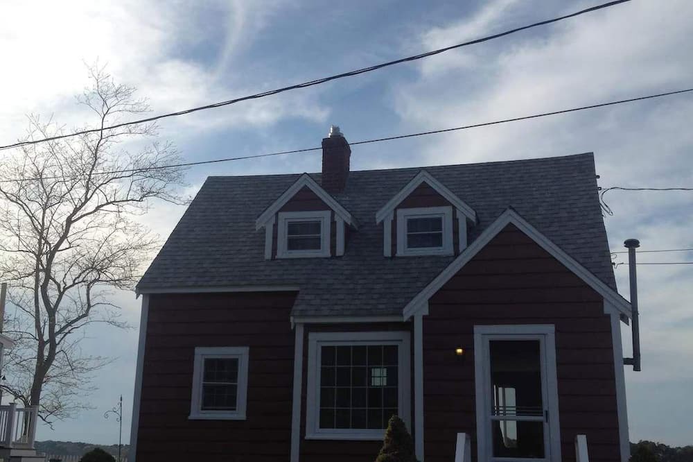 West Dennis House | 2 Bedroom House on the Water!