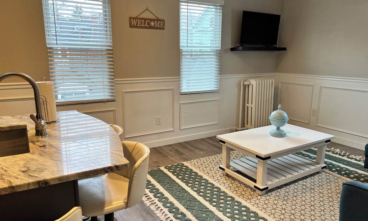 Newport House | 2 Bedroom Rental in Newport w/Parking! Steps away from Thames, Broadway, & DT!