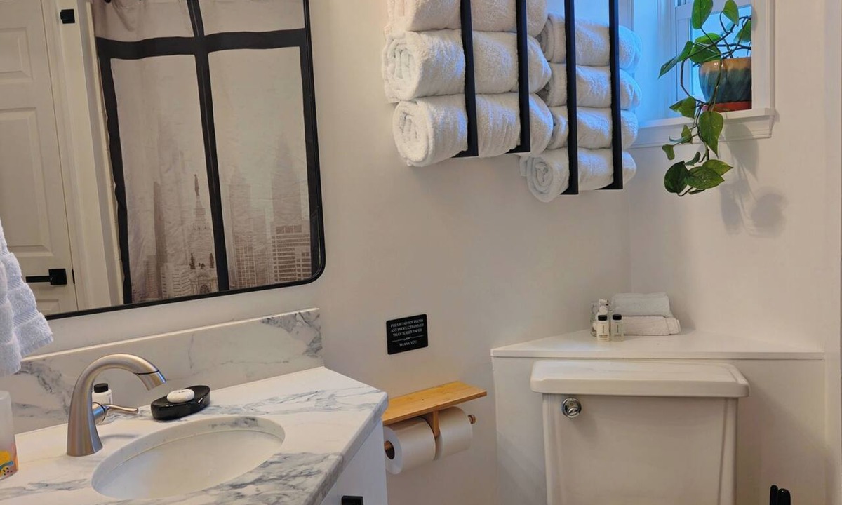 Passyunk Square House | 2-bedroom Rowhome w/AC in South Philly 10 min to Plane/Train & 5 min to Stadium