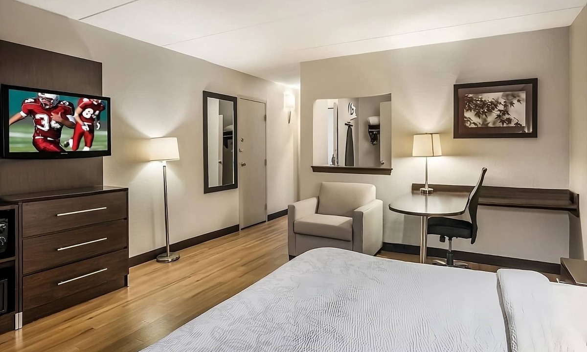 Woburn Hotel | 2 Budget-Friendly Units! Pets Allowed, Just Minutes From The Ottawa River!