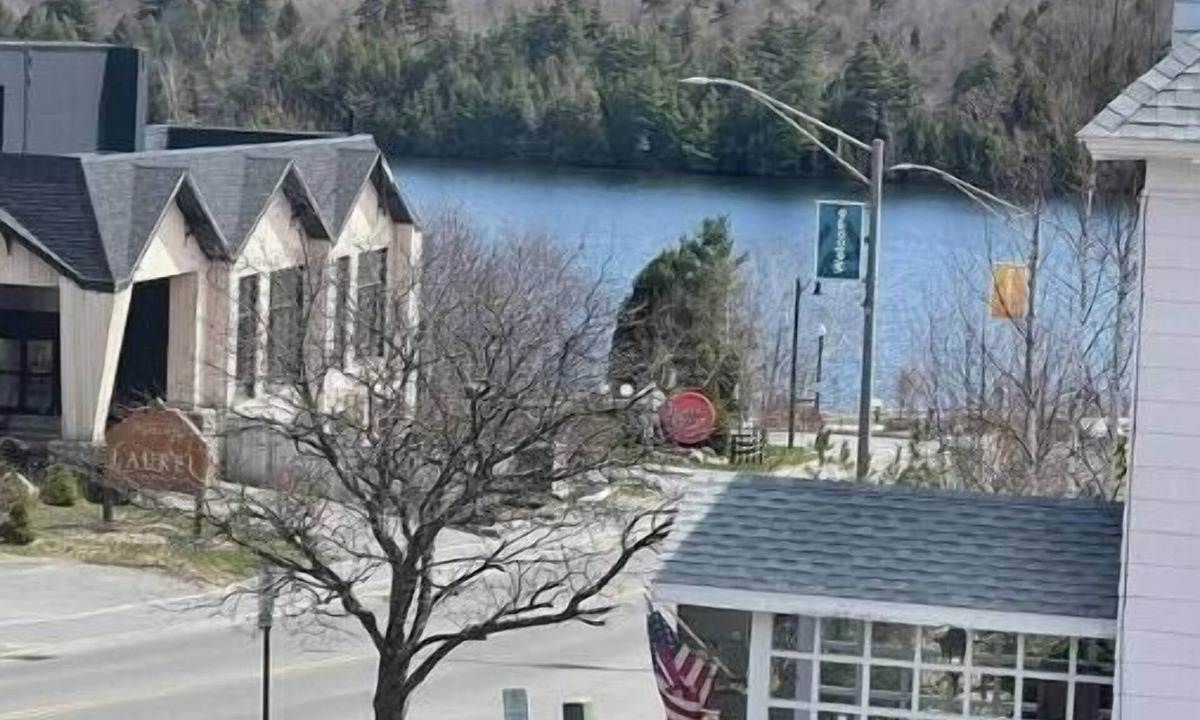 Hillcrest Apartment | 2-Minute Walk to Main Street & Mirror Lake, 2BR Apt overlooking Mirror Lake