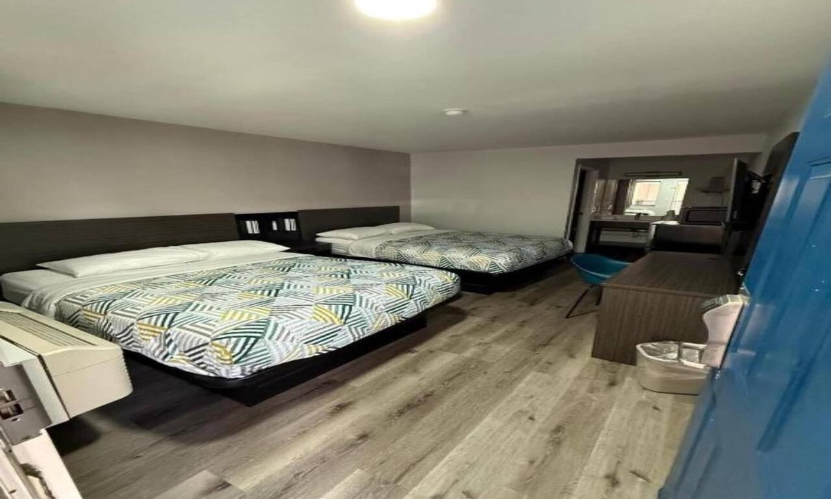 Enfield Apartment | 2 Queen Beds|Non-Smoking,Micfridge