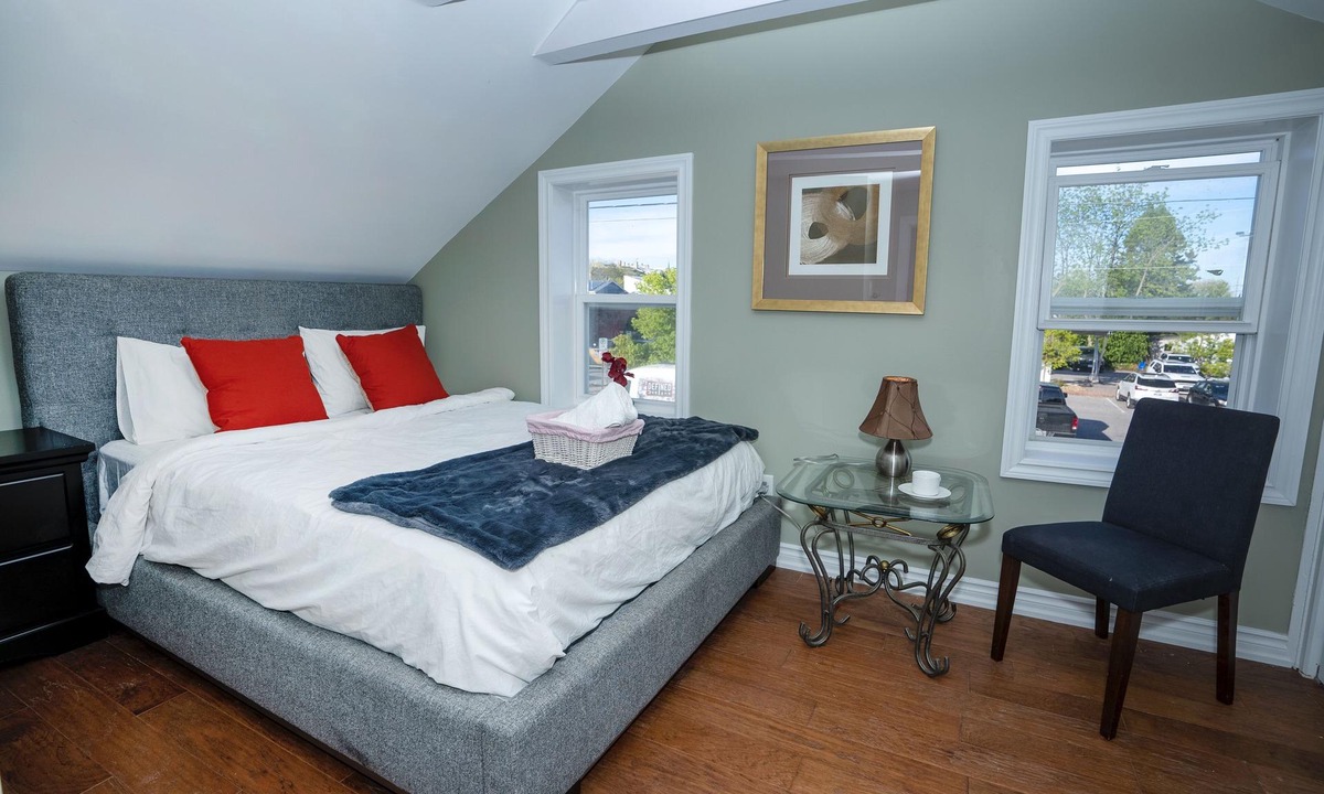 Cobourg House | 2 story, 2 bdrm, Cute and Small Loft, Mins to Beach and Lake