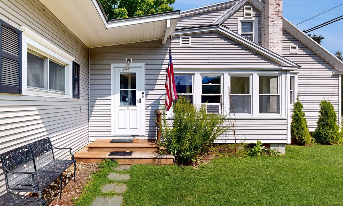 Proctorsville House | 2-Story riverfront home + studio with washer/dryer, river views, & free WiFi