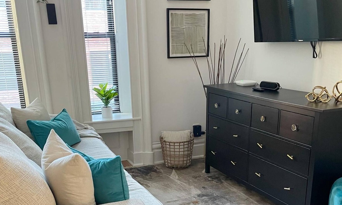 Downtown Apartment | #201 · Historic Bldg-Yale, large studio w/loft sleeps 4 #201
