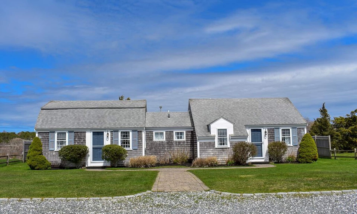 West Dennis House | 248/250 Loring- Adorable duplex 500 ft to the entrance of West Dennis Beach