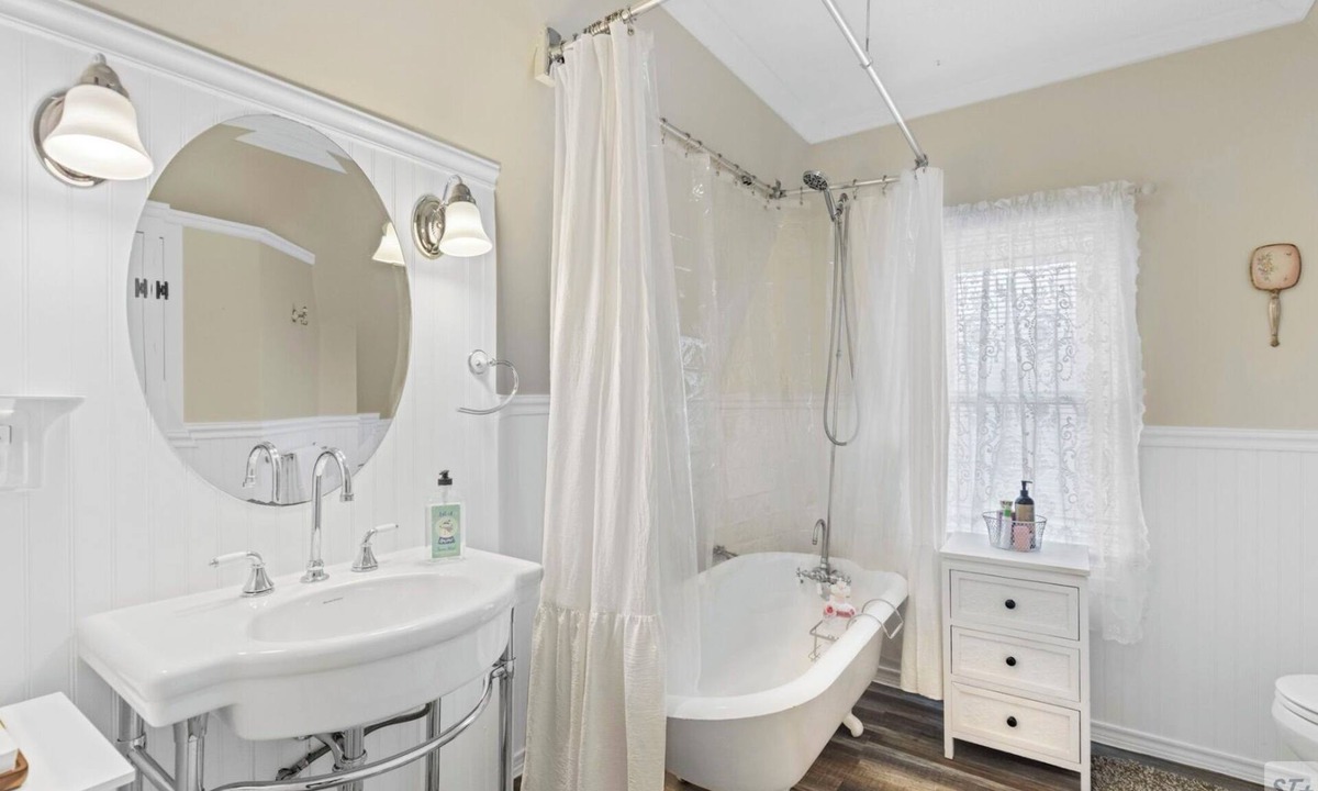 Milford House | 2BR Coastal Retreat close to Yale and walk to NY Train!