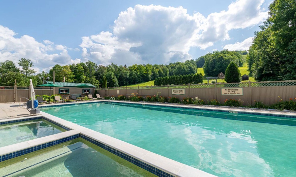 West Dover Condo | 2BR Loft With Views | Ski-In Access
