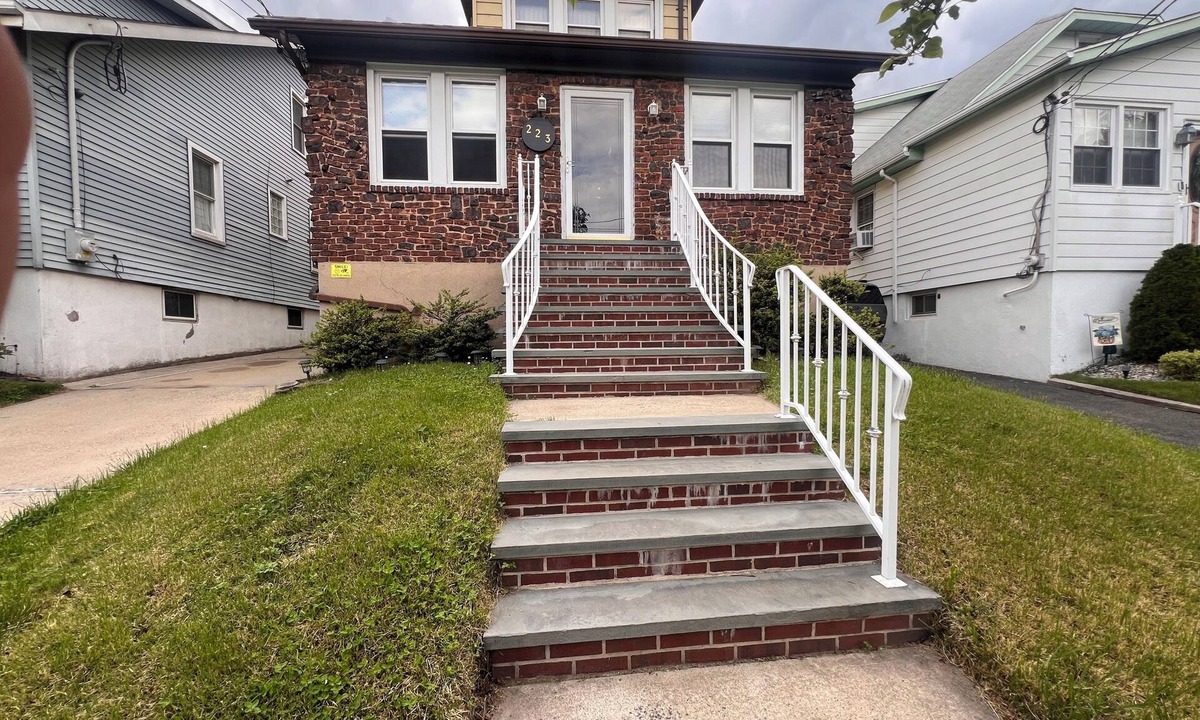North Arlington House | 3-bedroom 2-bath house in quiet North Arlington close to MetLife & airports