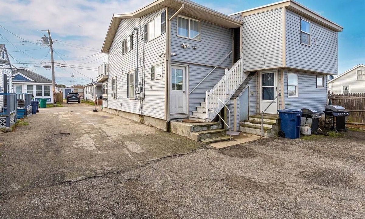Hampton Apartment | 3-bedroom beachy apartment one block from Hampton Beach