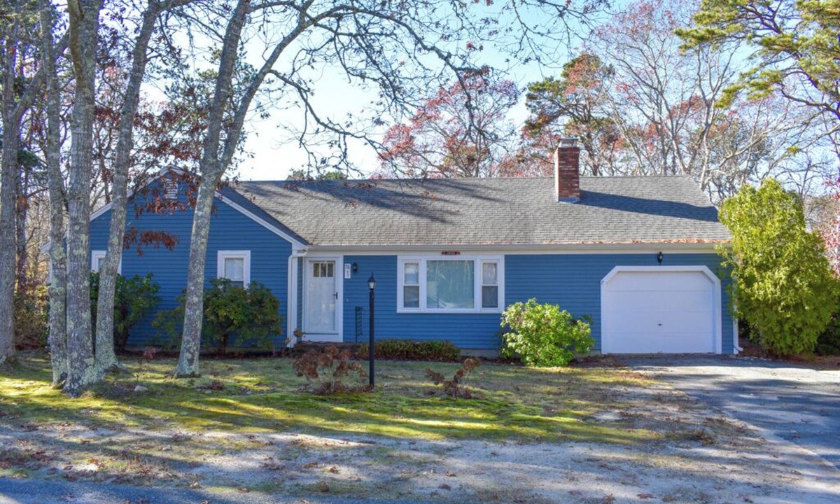 Dennis House | 3 bedroom home, quick drive to Northside Beaches