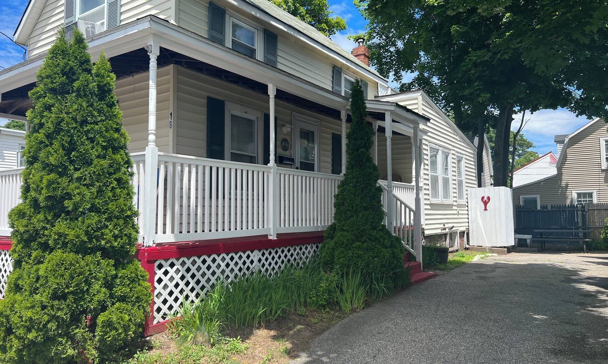 Old Orchard Beach House | 3-bedroom house Old Orchard Beach with AC walking distance to beach and pier