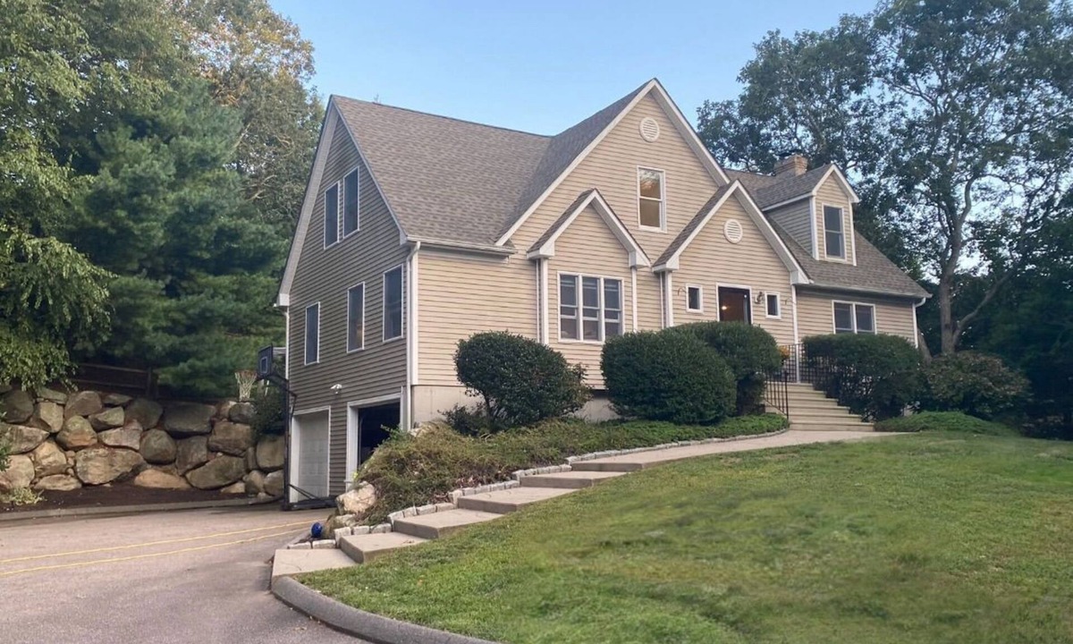 Westerly House | 3 BR Retreat 1 Mile to Westerly Beaches! 1 Bed King, 3 Queen Beds& Pull Out Sofa