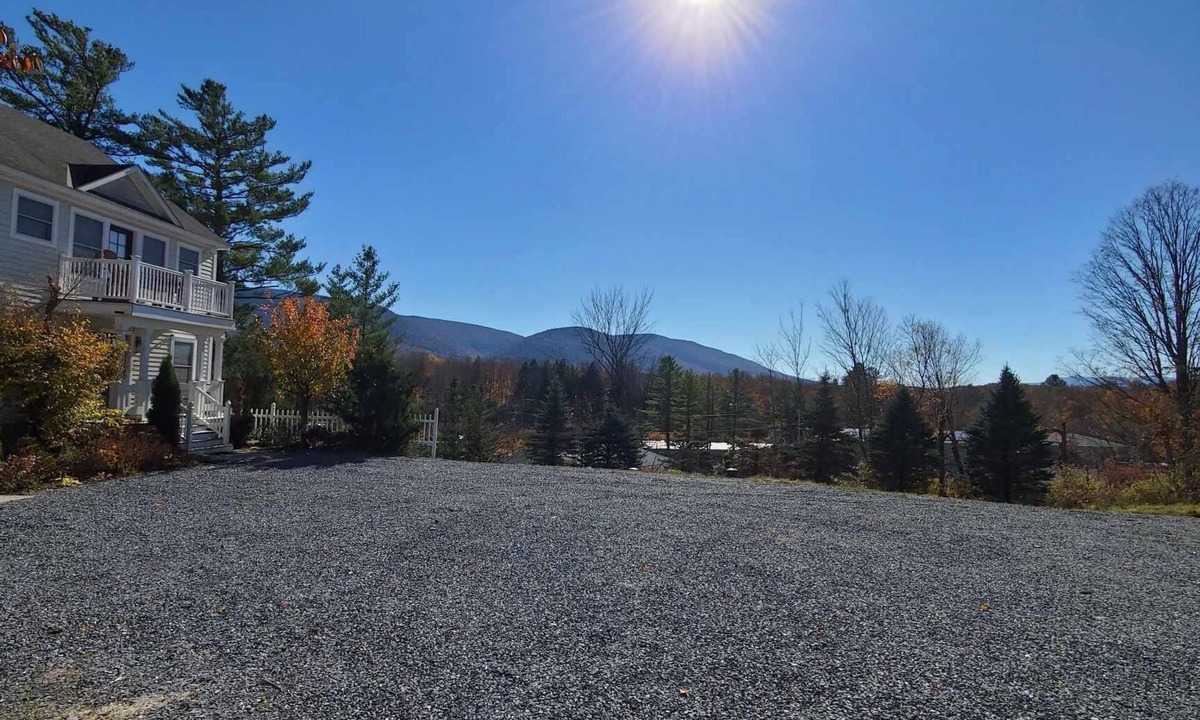 Manchester Center House | 3 Level Townhome on Private Property ~ Walk in Town ~ Spacious & Spotless