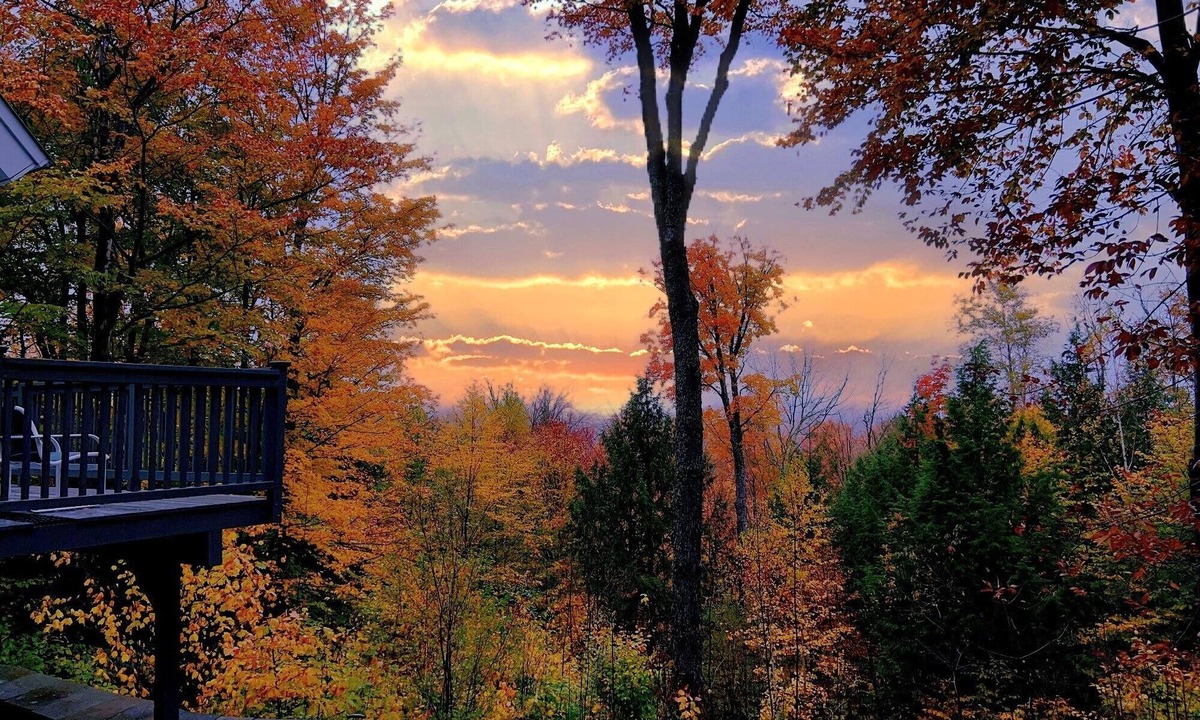 Stratton Mountain House | 3 Levels w/Mountain Views, 5 Mins to Stratton Base, Sauna, Firepit, ACs