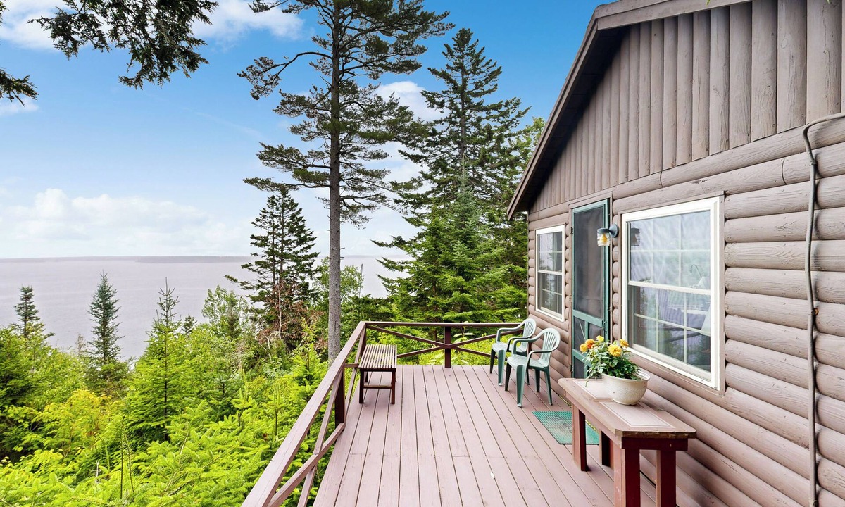 Northport Cabin | 3 Mi to Beach! Bay-View Northport Log Retreat
