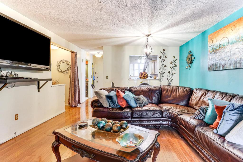 East Haven House | 3 Mi to Dtwn New Haven: Colorful Condo w/Yard!