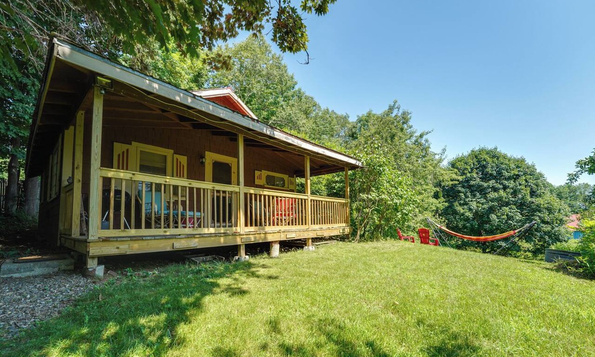 Stockton Springs Cabin | 3 Mi to Hiking & Beaches: Rustic Maine Cabin
