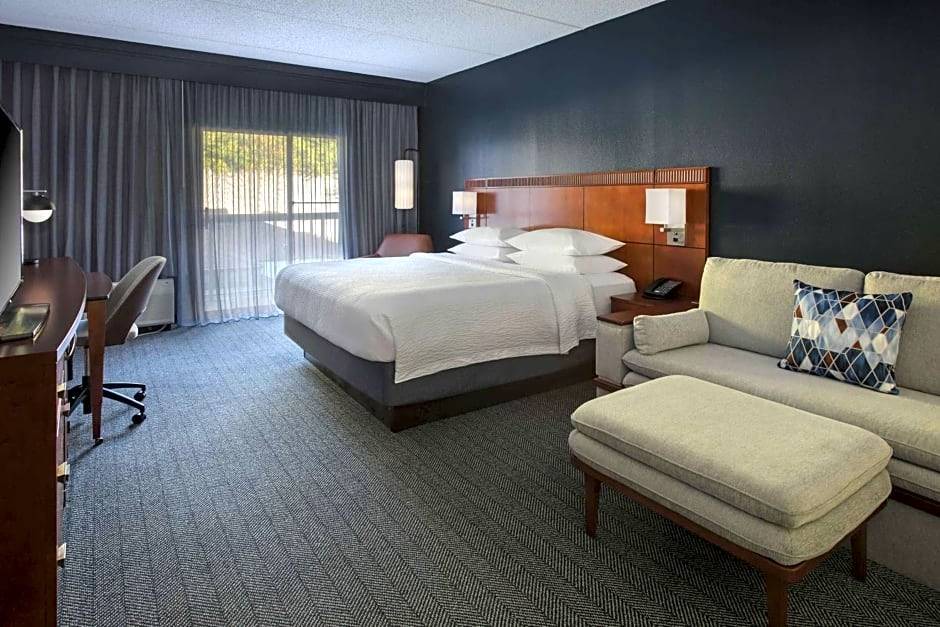 Norwalk Hotel | 3-Star Hotel ∙ Courtyard by Marriott Norwalk
