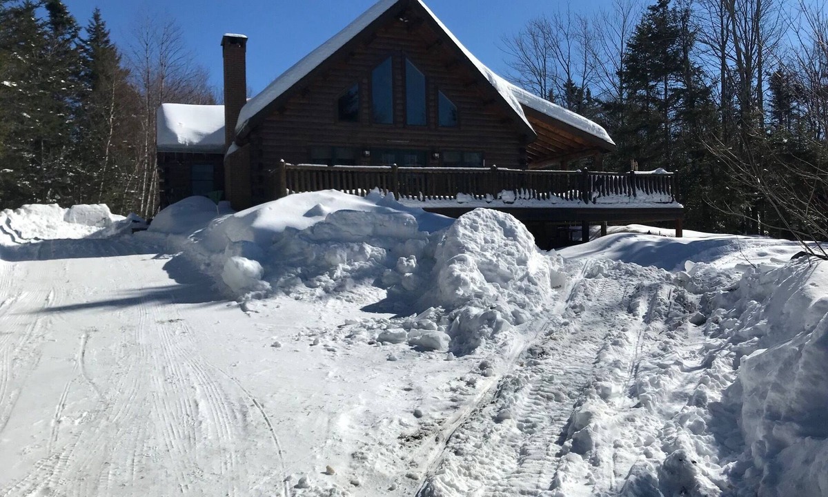 West Dover House | 4 Bdr, 3 Bath Log Cabin Views Of Mt Snow, Vast Snowmobile. outdoor hot tub