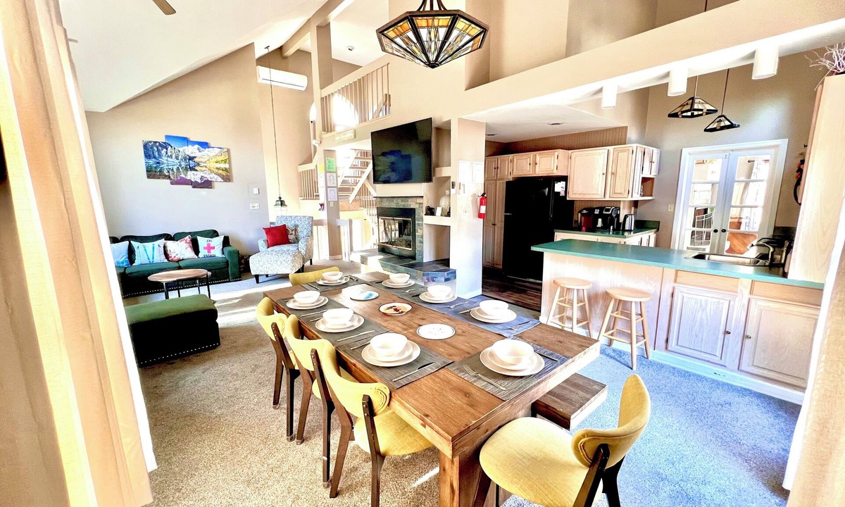 Lake Harmony House | 4-bdrm sleep 12 Lake Harmony.Lake/Beach/Pool/Walk to Slopes, Hot tub, Game Room