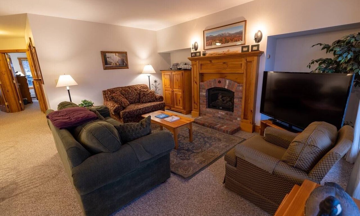 North Troy Condo | 4 bdrms, golf, hikes, tram, waterpark and hot tub!
